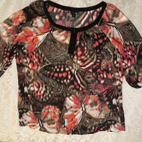 East 5th Plus SZ 2X Butterfly Print Semi Sheer Top - Picture 13 of 14